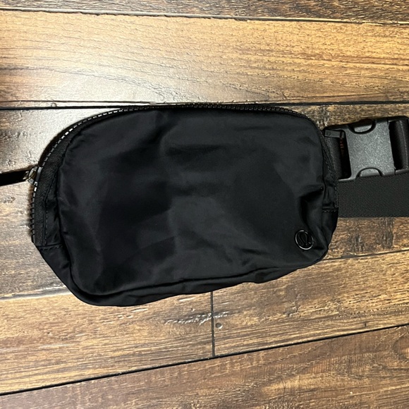 lululemon athletica Other - Lululemon Everywhere Belt Bag 1L